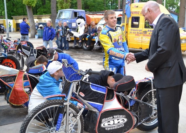 Łukasza Cyrana znów powitamy w GTŻ. Na zdjęciu - wita go w parkingu Robert Malinowski, prezydent Grudziądza