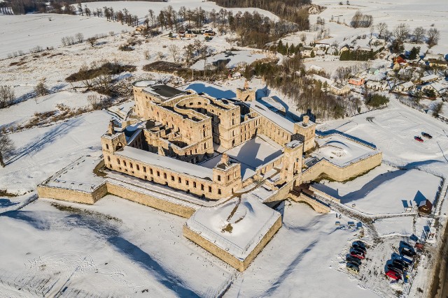 Znany specjalista od zdjęć i filmów z drona - Sławek Rakowski odwiedził w ostatnich dniach zamek Krzyżtopór w Ujeździe, będący niekończącym się źródłem inspiracji dla fotografów. Zdjęcia zamku zimą są naprawdę wyjątkowe.W galerii prezentujemy przepiękne, zimowe zdjęcia z drona, autorstwa Sławka Rakowskiego>>>  