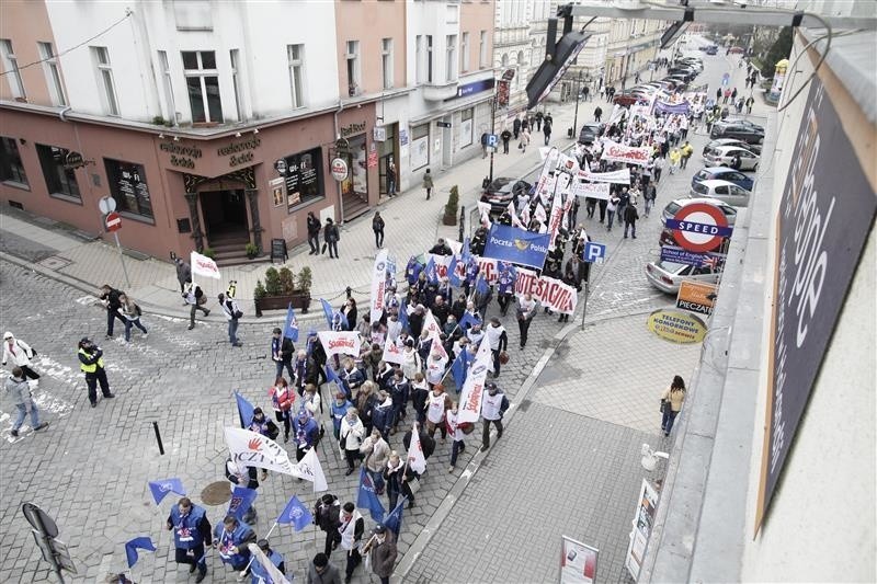 Związkowcy przeszli spod budynku poczty pod urząd...