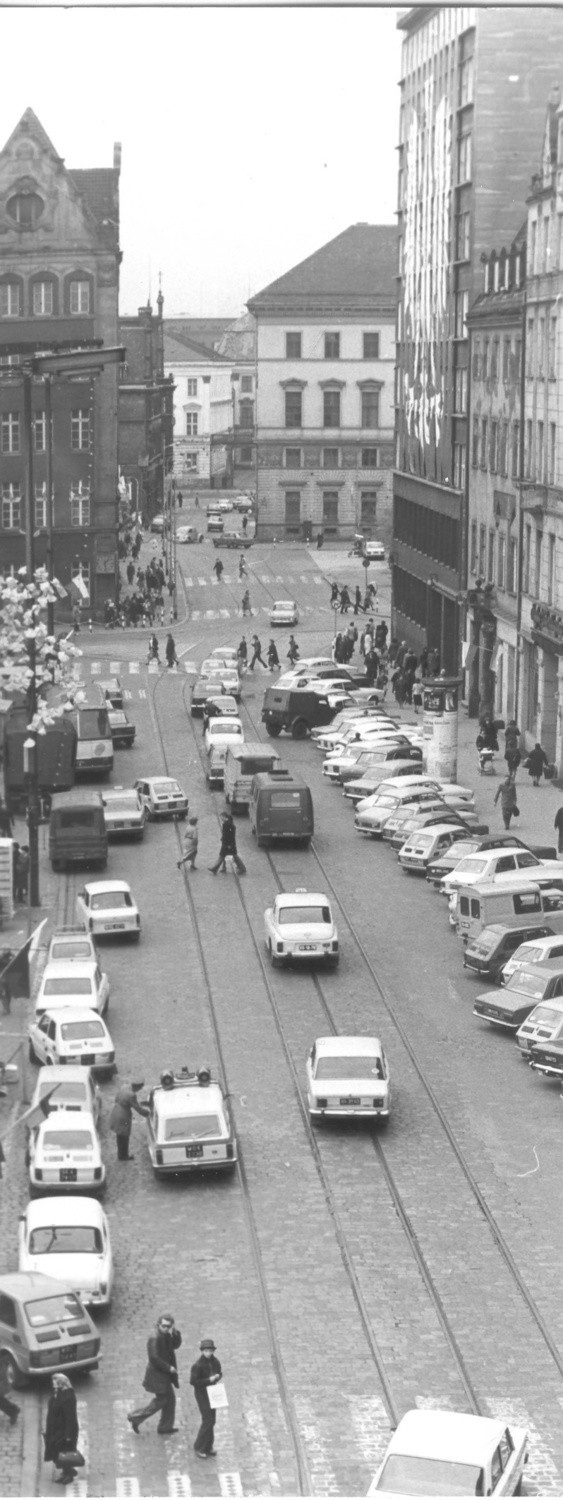 WROCŁAW 17-05-1979. RYNEK, WIDOK NA ZATŁOCZONĄ ŚCIANĘ ZACHODNIĄ, W GŁĘBI FRAGMENT PLACU SOLNEGO