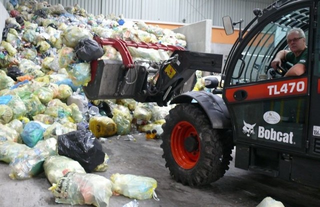 Sortowanie i przerób odpadów w Stalowej Woli przynosi zyskiPosortowane w workach plastiki. Dzięki nowoczesnej instalacji w zakładzie przetwarzania odpadów oraz ekologicznej postawie mieszkańców, Stalowa Wola ma wysokie współczynniki segregacji i przetwarzania śmieci.