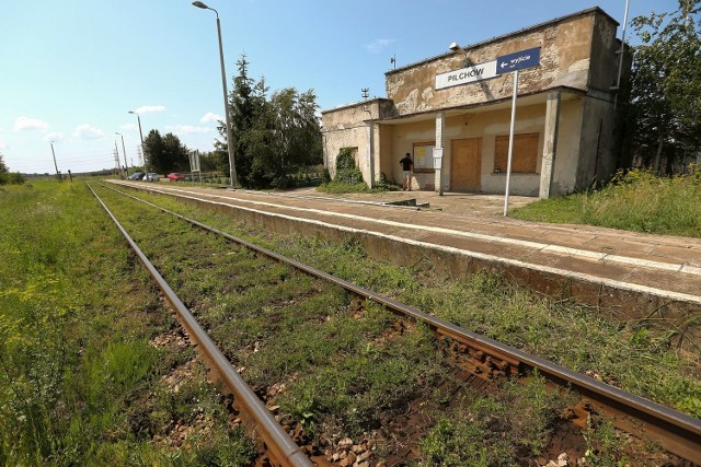 Dworzec w Pilchowie to ponury, obskurny budynek w szczerym polu, gdzie trudno jest dojechać. Kto wysiądzie na tym przystanku doznaje szoku cywilizacyjnego. To wstyd dla Stalowej Woli.