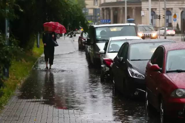 09.07.2021 wroclawulewne deszcze spowodowaly podtopienian/zburza deszcz ulewa podtopienia zalanie nawalnicagazeta wroclawska zalany chodnik pieszy parasolpawel relikowski / polska press