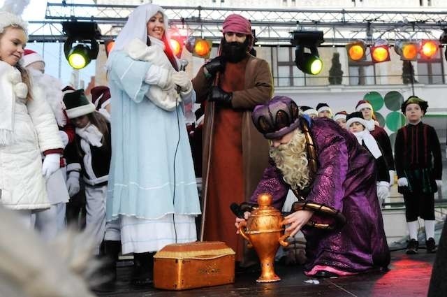 W ubiegłych latach, w Trzech Króli i w postacie Maryi i św. Józefa wcielili się aktorzy Teatru Baj Pomorski. W tym roku także zobaczymy ich w akcji