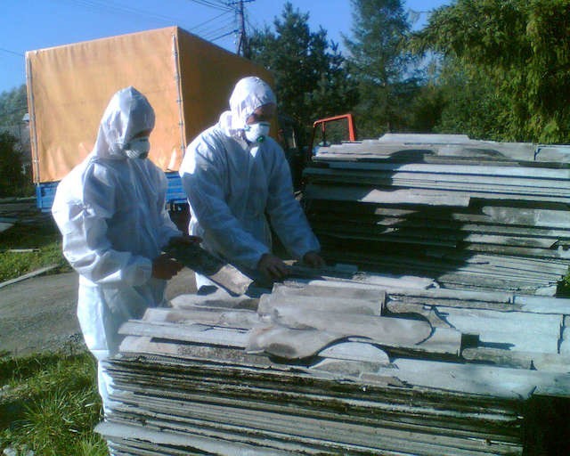 Praca w branży azbestowej jest i niebezpieczna i ciężka. Sporą część kosztów pochłaniają środki ochrony zdrowia i sama utylizacja materiału.