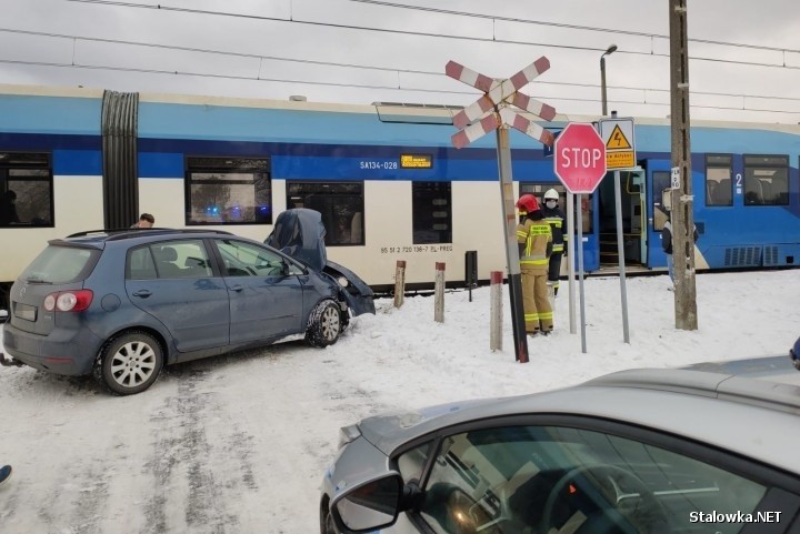 Turbia. Kierująca volkswagenem wjechała na przejazd, tuż przed jadący po torze szynobus. Doszło do zderzenia (ZDJĘCIA)