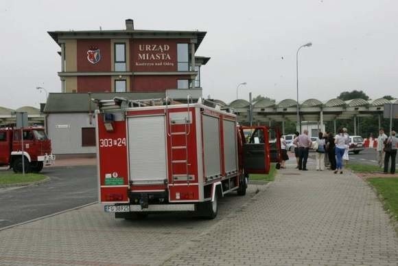 Tak wyglądała ewakuacja pracowników Urzędu Miasta w Kostrzynie. Przeprowadzono ją 4 lipca po tym, jak na forum internetowym pojawiła się informacja o podłożeniu tu bomby.