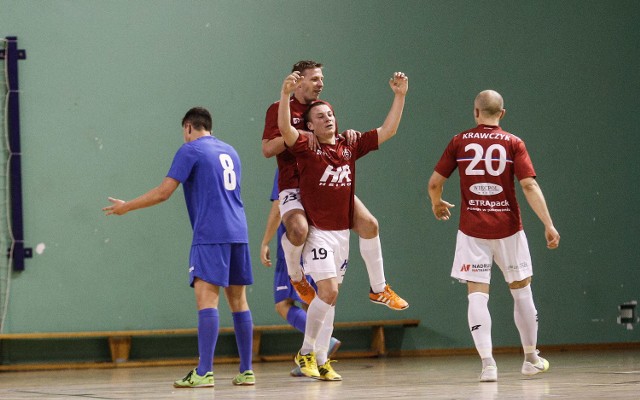 W derbowym pojedynku Heiro Rzeszów pokonał Stal Mielec 6:3.