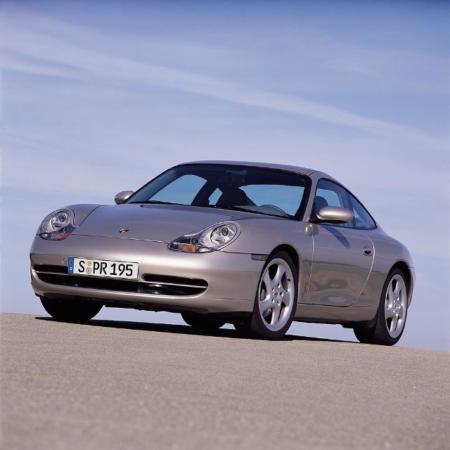 Kiedy w 1997 roku debiutowało pierwsze Porsche 911 chłodzone cieczą, oznaczone kodem 996, puryści narzekali, że to już „nie to samo”. Z dzisiejszej perspektywy, model ten jest najtańszą możliwością wejścia w posiadanie dziewięćsetjedenastki. W naszym poradniku powiemy o tym, na co zwrócić uwagę przed zakupem i które wersje tego samochodu są godne polecenia.Fot. materiały producenta