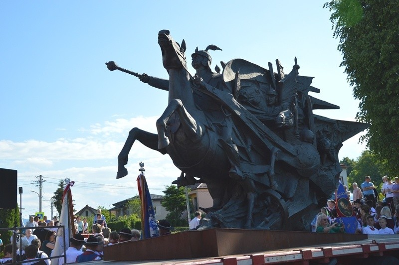 Pomnik Jana III Sobieskiego chwilowo stanął w centrum Podegrodzia. Witali go mieszkańcy gminy [ZDJĘCIA]