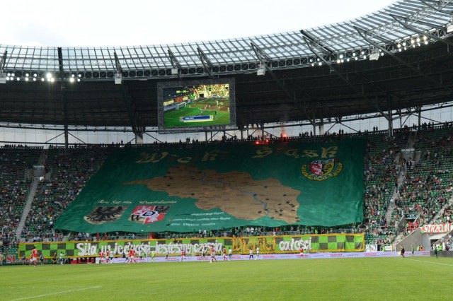 Na ławie oskarżonych byli szefowie i wspólnicy firmy Dynamicom. Latem 2012 roku zorganizowała na stadionie koncert zespołu Queen i piłkarski turniej Polish Masters