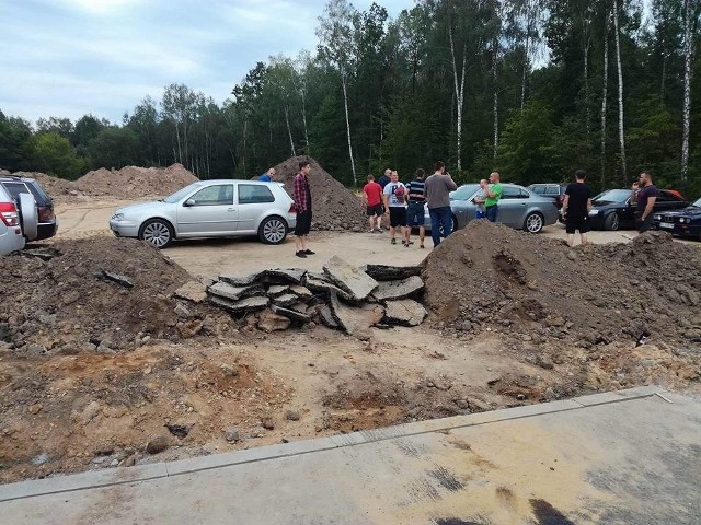 Członkowie Volkswagen Klub Podlasie (na zdjęciu) przepędzili dzikich rajdowców z powstającego na Krywlanach toru.