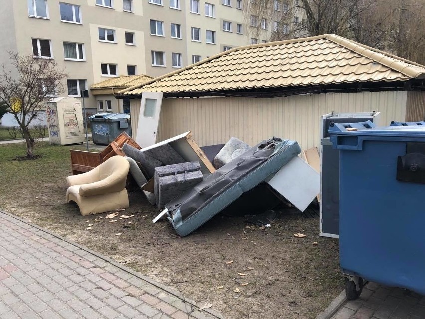 Śmieciarze w Rzeszowie. Pozbywają się z domu gratów i pod osłoną nocy robią śmietnik na osiedlu. Niestety, w zasadzie są bezkarni 