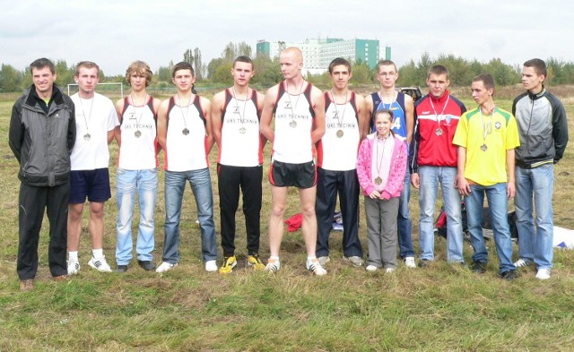 Ekipa UKS Technika Radom, której trenerem jest Artur Błasiński, znany radomski lekkoatleta, zwyciężyła w klasyfikacji drużynowej juniorów "Jesiennych biegów przełajowych&#8221;
