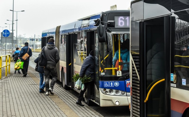 Już w najbliższą sobotę (16 lutego) Zarząd Dróg Miejskich i Komunikacji Publicznej w Bydgoszczy wprowadza zmiany w komunikacji miejskiej dla linii autobusowych nr 51; 58; 61; 71 i 77 oraz linii nr 56; 66; 68 i 79.Zobacz, gdzie pojawią się nowe przystanki i autobusy jakich linii będą się na nich zatrzymywać >>>Rozpoczęła się największa inwestycja komunikacyjna w Bydoszczy. To rozbudowa ul. Kujawskiej. Co się zmieni? Zobacz: