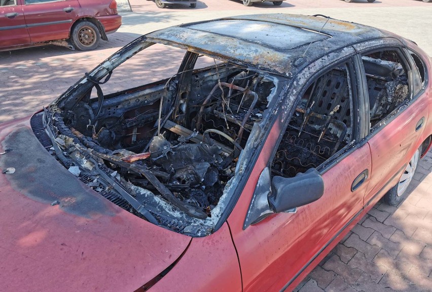 Na parkingu sklepu Lidl przy ul. Mickiewicza w Przemyślu podpalono samochód [ZDJĘCIA]