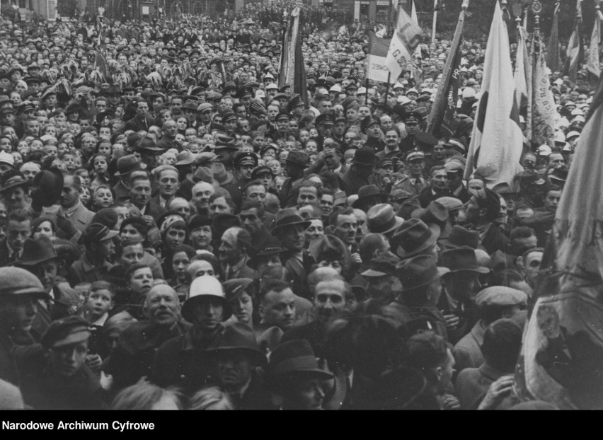 Kolejna fotografia przedstawiająca tłum witający w Sosnowcu...