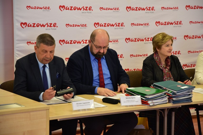 Wsparcie samorządu Mazowsza dla Ostrołęki, powiatu i gmin. Umowy z beneficjentami podpisane w Ostrołęce