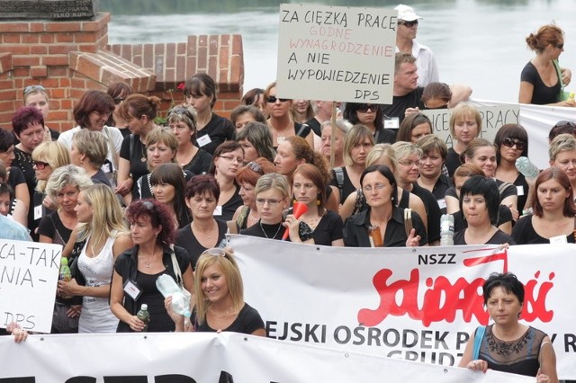 Związkowcy podczas strajku przed Ratuszem w sierpniu 2009