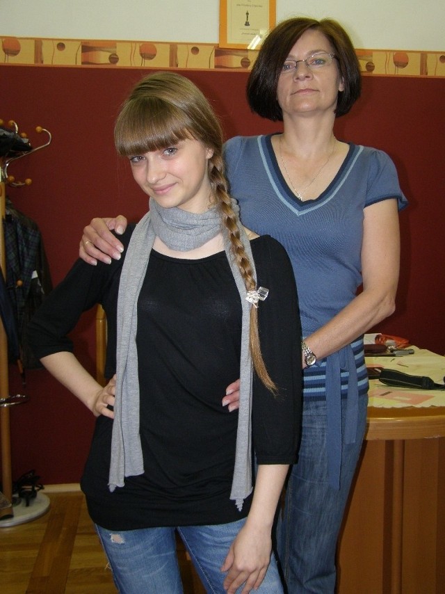 - Bardzo pomaga mi pani Elżbieta Rak (z tyłu), szczególnie w dobieraniu utworów na konkursy - mówi Sybilla Sobczyk.