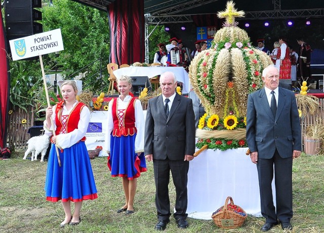 Najpiękniejszy wieniec powiatu staszowskiego podczas prezentacji na dożynkach wojewódzkich w Sandomierzu.