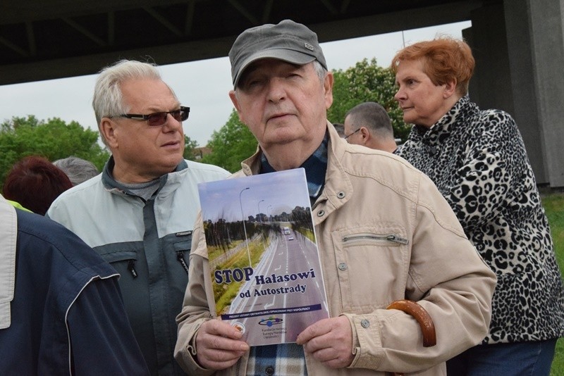 Mieszkańcy Kuźnik protestują, bo mają dość hałasu (ZDJĘCIA, FILM)