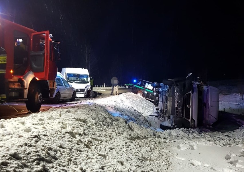 Pojazdy przejechały po kolczatce drogowej i staranowały...