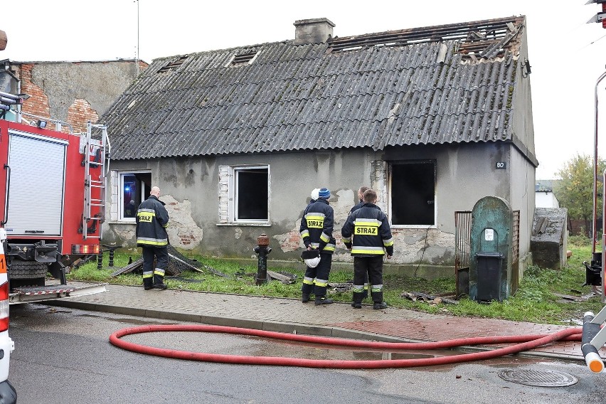 Kołbaskowo: Tragiczny pożar budynku jednorodzinnego. W spalonym domu strażacy znaleźli zwłoki mężczyzny