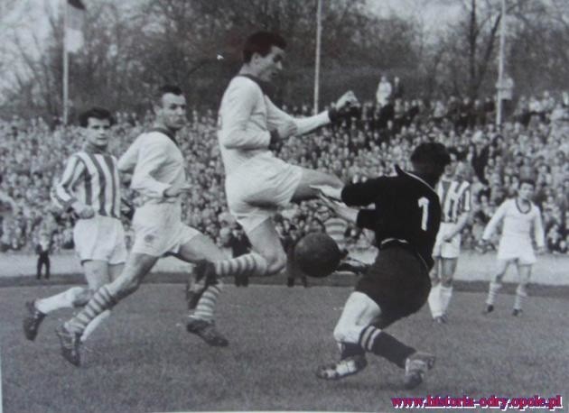 Engelbert Jarek stał się legendą "Odry" Opole, w której spędził niemal cała swoją karierę piłkarską. Na zdjęciu Jarek w ataku na bramkę Chemie Halle.