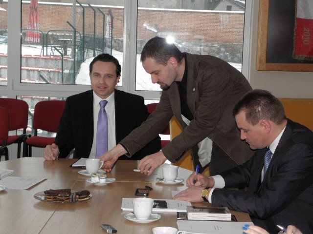 Radosław Krajewicz (z lewej) podczas rozmowy z konkursową komisją