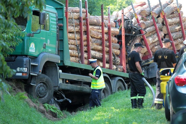 Piątek, trasa z Zielonej Góry do Krosna Odrzańskiego. W zmiażdżonym renaulcie twingo, które wjechało pod ciężarówkę wyładowaną drewnem, zginęły dwie 24-letnie kobiety.