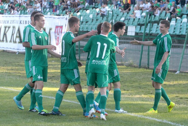Przemysław Śliwiński (pierwszy od prawej) strzelił pierwszego gola dla Radomiaka w meczu z Sokołem Ostróda.