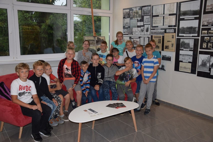 W czasie wakacji dzieci chętnie odwiedzają radziejowską bibliotekę - przyjechały z miejscowości Piaski