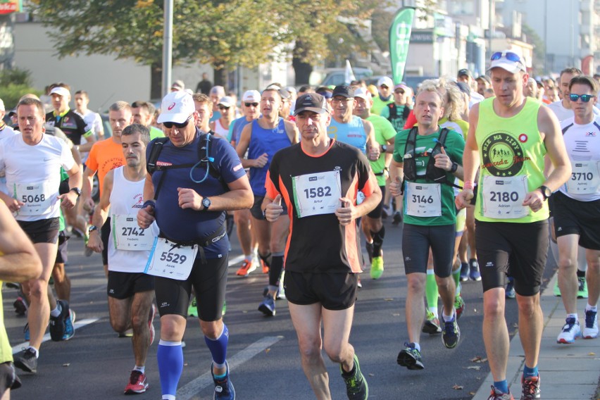 Zdjęcia z maratonu w Poznaniu 2018 - biegacze na pierwszym...