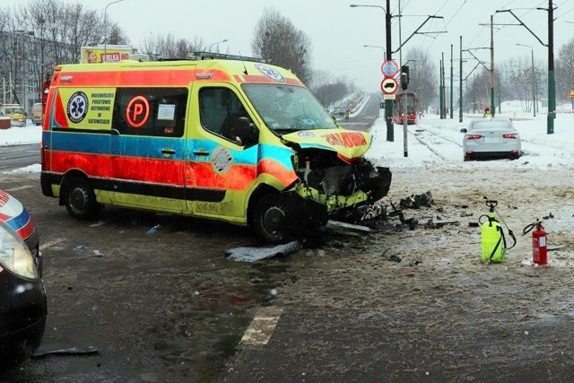 Do groźnego wypadku doszło w Bytomiu na ul. Wrocławskiej. Zderzyła się tu karetka z samochodem osobowym. Zobacz kolejne zdjęcia. Przesuwaj zdjęcia w prawo - naciśnij strzałkę lub przycisk NASTĘPNE