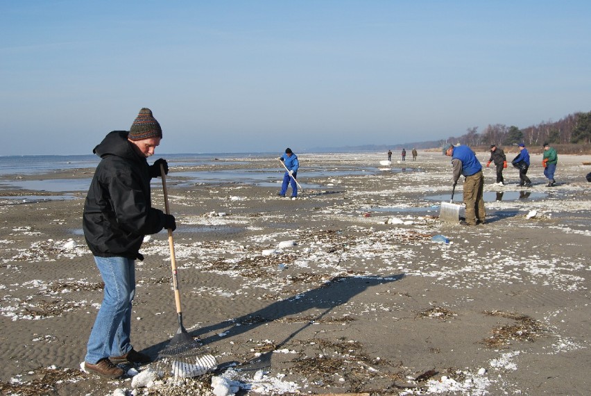 Styropian zaśmiecił plażę w Jastarni. Urząd Morski bada przyczyny zanieczyszczenia [FOTO, WIDEO] 