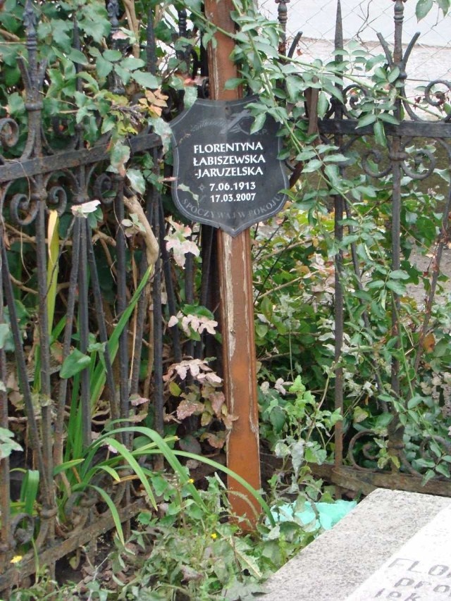 Na inowrocławskim cmentarzu od 10 lat stoi w krzaku krzyż pogrzebowy z obłamanymi ramionami i identyfikującą tabliczką