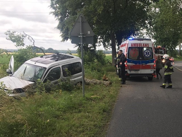 Do zdarzenia doszło ok. godziny 14 w Suchej Koszalińskiej. Poszkodowana jest kobieta. Kobieta, która jechała samochodem osobowym, straciła panowanie nad autem, zjechała na pobocze i wpadła do rowu. Na miejsce przyjechała policja. Wezwano pomoc medyczną. Poszkodowana nie odniosła jednak poważniejszych obrażeń. Zobacz także Wypadek w Mostowie (archiwum)