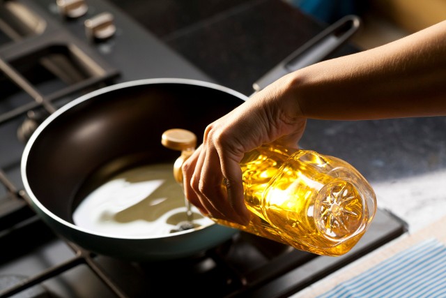Po smażeniu olej powinien być odpowiednio utylizowany.