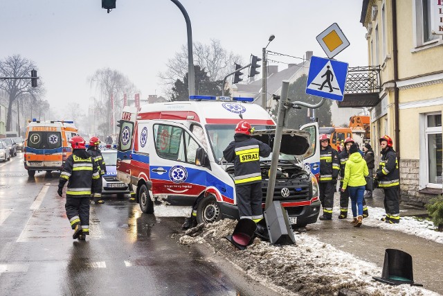 Przed godz. 10 karetka na sygnale jechała ul. Wojska Polskiego - gł&oacute;wną ulicą Świecia. Na czerwonym świetle wjechała na skrzyżowanie z ul. Sienkiewicza i Mickiewicza. W tym czasie, na świetle zielonym z Sienkiewicza wyjechał volkswagenem passatem 20-letni mieszkaniec powiatu świeckiego.&gt;&gt; Najświeższe informacje z regionu, zdjęcia, wideo tylko na www.pomorska.pl &lt;&lt; Pojazdy zderzyły się. - W karetce była trzyosobowa załoga. Nikt nie odni&oacute;sł poważniejszych obrażeń, kierowca passata r&oacute;wnież. Policjanci analizują tę sprawę. Mandat otrzyma najprawdopodobniej kierowca karetki - m&oacute;wi Joanna Tarkowska, p.o. rzecznika policji w Świeciu.&lt;center&gt;Noś odblaski także w mieście. Policja apeluje do pieszych.&lt;iframe src=&quot;//get.x-link.pl/21272441-a564-e92c-0c3e-97bbad989e69,8a2d7a6e-ebfd-d465-6ebf-1026d5dec75d,embed.html&quot; width=&quot;640&quot; height=&quot;360&quot; frameborder=&quot;0&quot; webkitallowfullscreen=&quot;&quot; mozallowfullscreen=&quot;&quot; allowfullscreen=&quot;&quot;&gt;&lt;/iframe&gt;&lt;/center&gt;