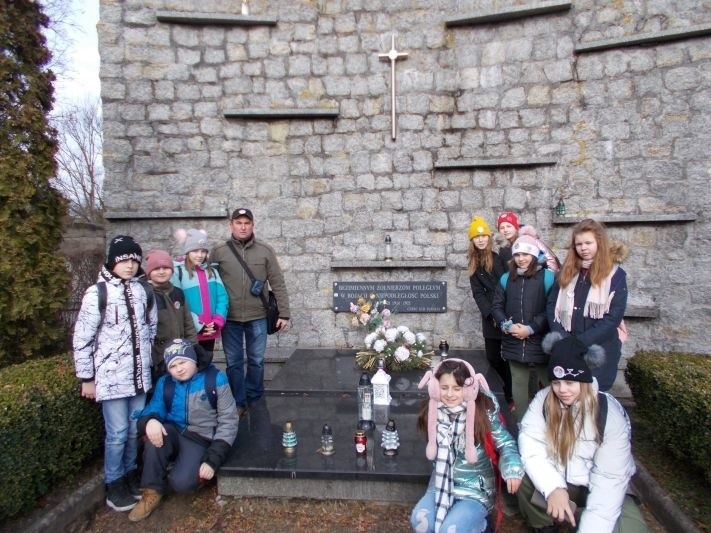 Uczniowie z Nieszawy wyruszyli na szlak, aby uczcić setną rocznicę Bitwy Warszawskiej