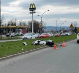 Nowy Sącz. Groźny wypadek przy Alejach Piłsudskiego. Motocyklista zderzył się z osobówką i trafił do szpitala. Nadal występują utrudnienia 