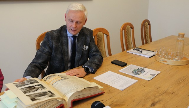 Na zdjęciu burmistrz Czerska Przemysław Biesek-Talewski prezentuje kronikę placówki z 1978 roku