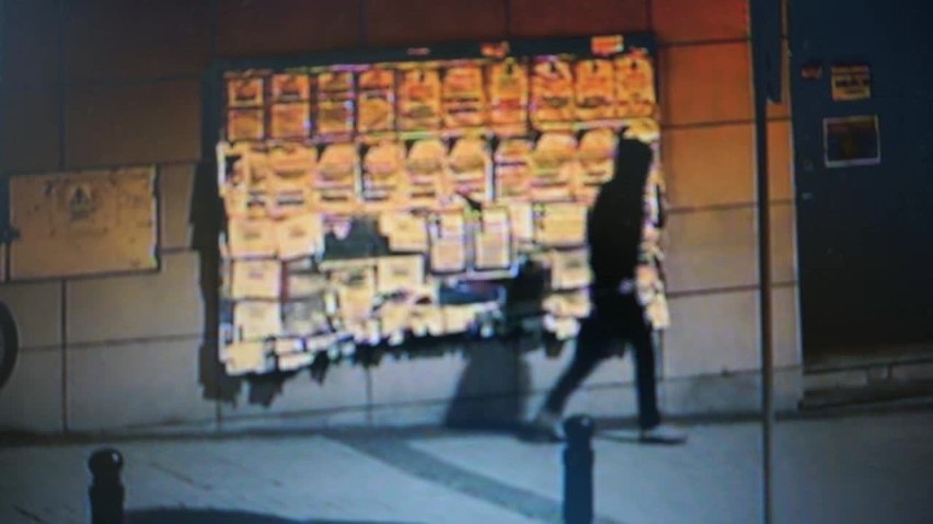 Jaworzno: Wywiesił nagie zdjęcia nastolatki na tablicy ogłoszeń w centrum miasta. Rozpoznajesz go? ZDJĘCIA