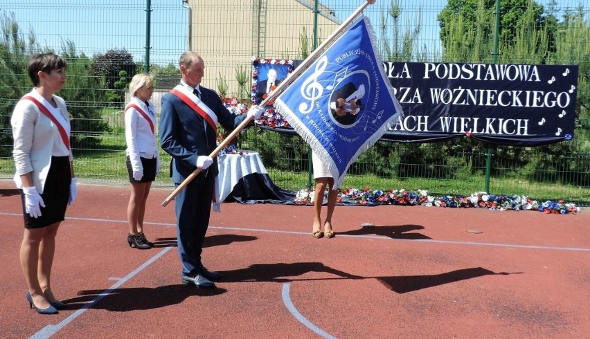 Szkoła w Jeziorach Wielkich ma patrona i sztandar [zdjęcia]