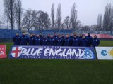 Ruch Chorzów. Kibice z Anglii ubrali Niebieskich ZDJĘCIA Fani z FC Blue England ufundowali kurtki dla piłkarzy