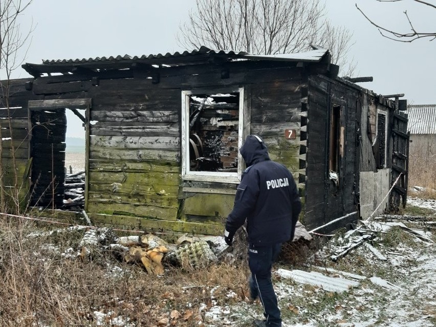 Łapy. 47-latek po pożarze domu mieszkał w stodole. Policjant załatwił kontener 