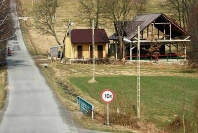 Świetlica w Koźmicach Małych będzie dobudowana do wiaty, znajdującej się w centrum wsi FOT. ARCHIWUM