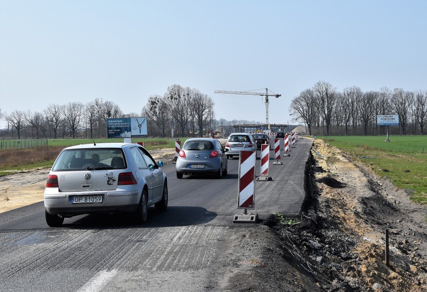 Ruch wahadłowy na obwodnicy Opola pomiędzy rondem przy Makro...