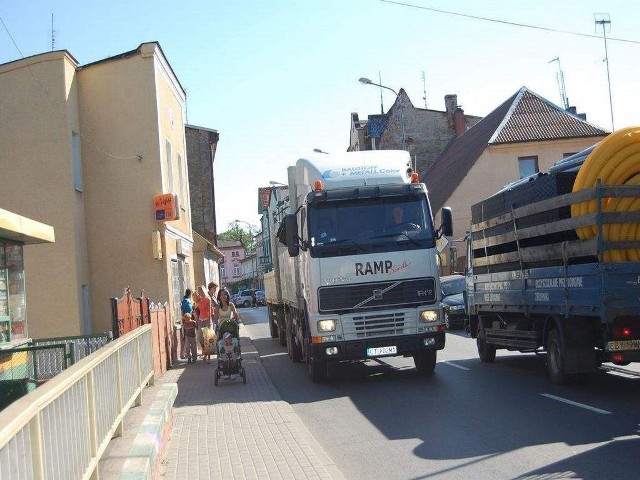 Przez centrum Mroczy przejeżdża każdego dnia wiele tirów (na zdjęciu). Nie lepiej jest na rynku w Nakle. Mieszkańcy czekają na obwodnice z utęsknieniem.